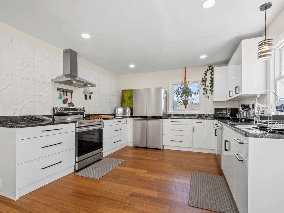 Fully Equipped Modern Kitchen. 