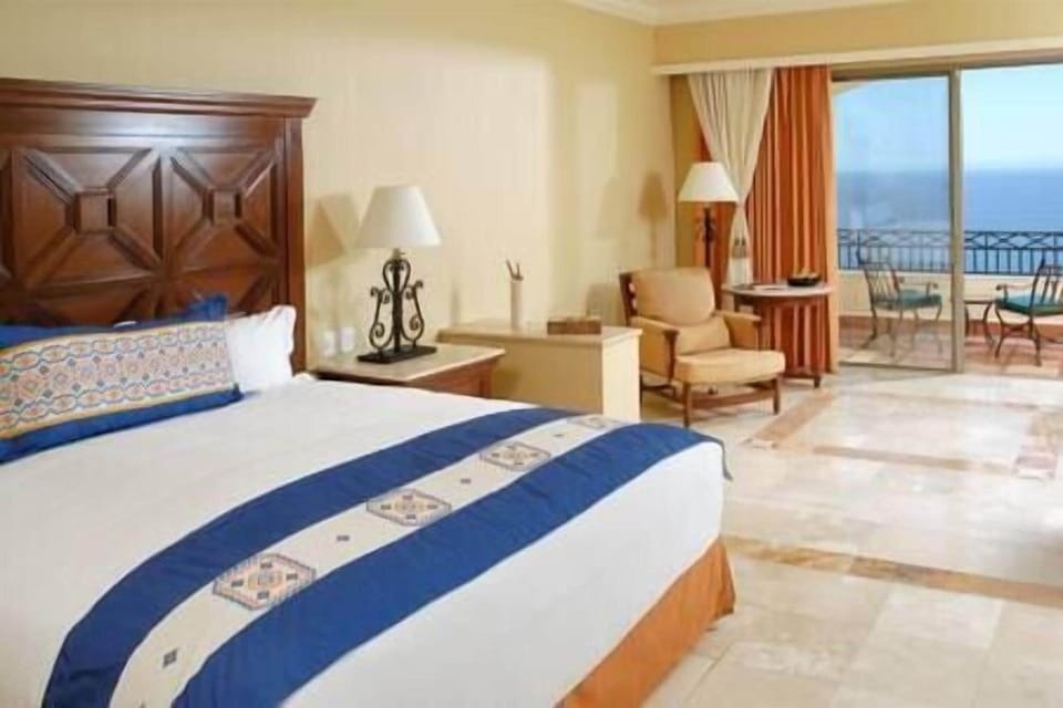 Your choice of 1 King bed, or 2 queen beds (1)