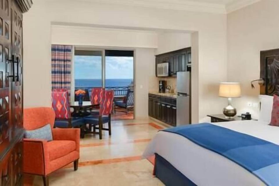 Your choice of 1 King bed, or 2 queen beds (2)