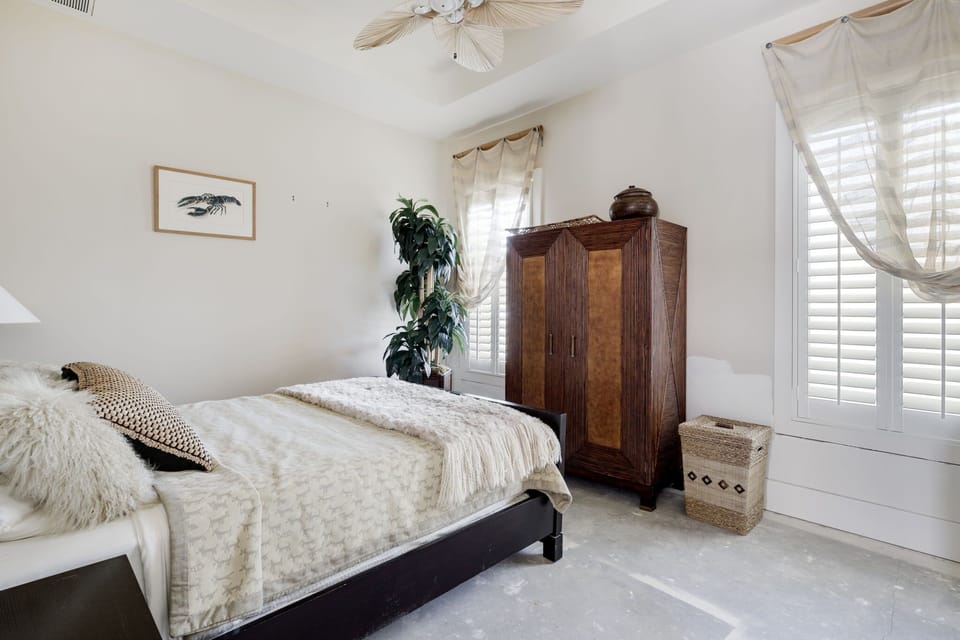 Guest bedroom 5 with queen bed