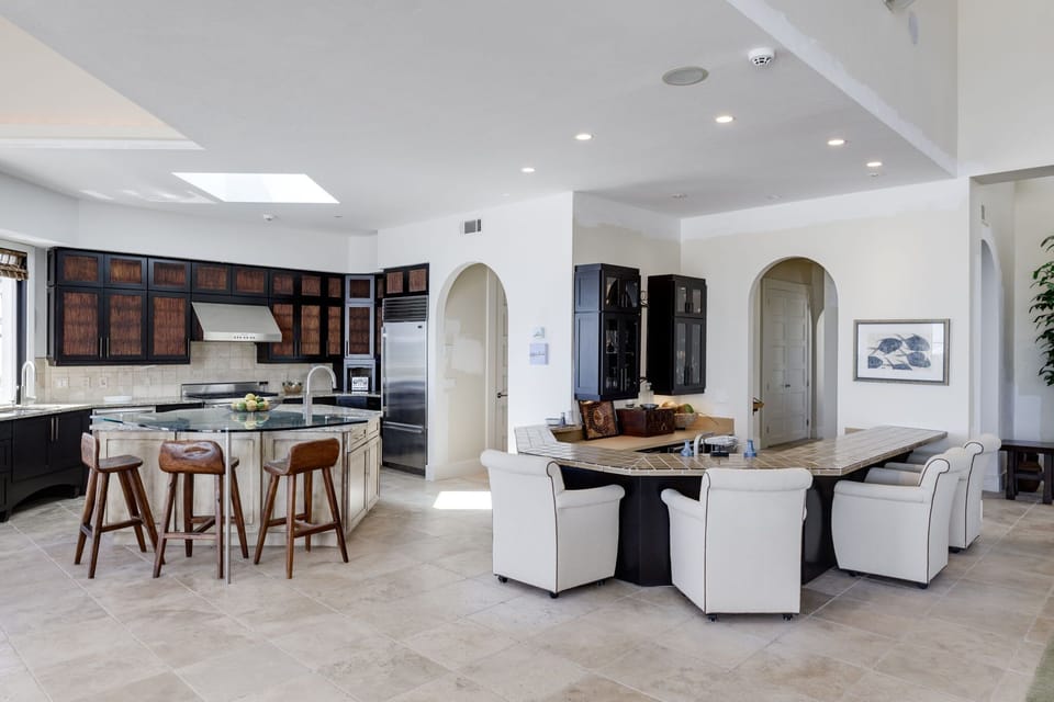 Wet bar with seating for four guests