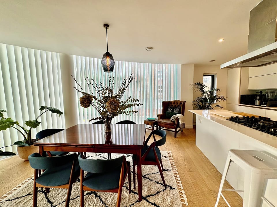 Breakfast bar area
