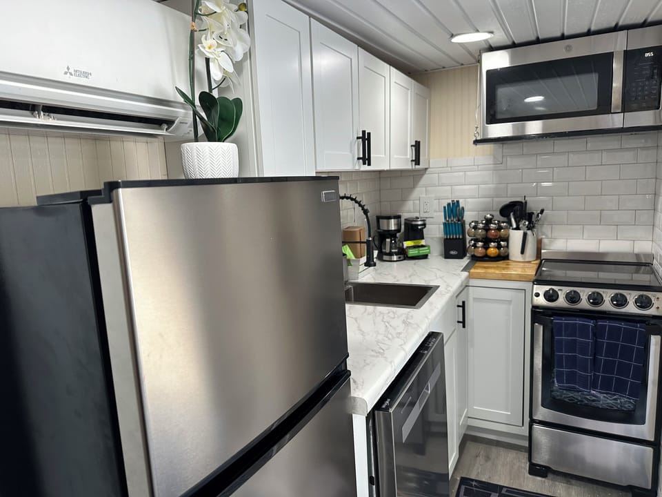 Modern efficient kitchenette nook in Teeny Martini makes meal prep a snap - compact oven & fridge plus full-size dishwasher & microwave maximizes the space if you want to dine in - or you can enjoy the Key's delicious restaurants & live tropical music. 