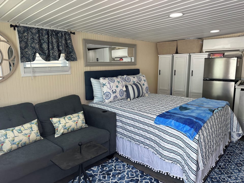 Open-concept beach studio with the comforts of home.  Just about 200 square foot studio -perfect when you plan to be out and about enjoying the beach & just need a clean comfy attractive spot to sleep & unwind. 
