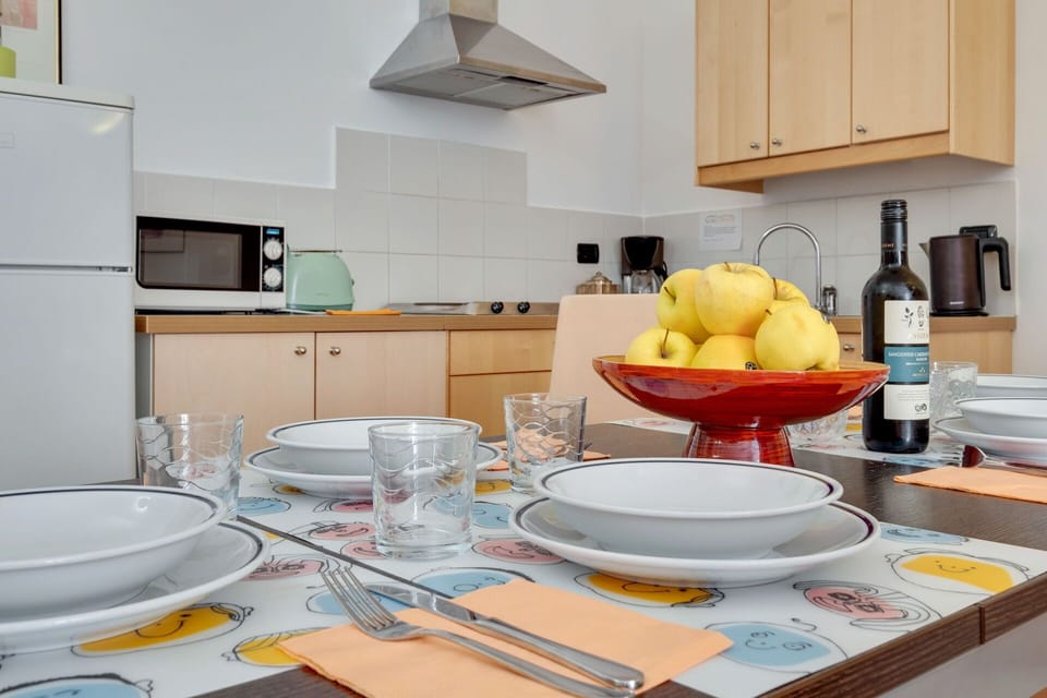 Amenities, Kitchen, Living Room