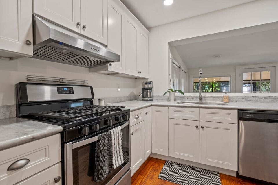 Stay in for dinner or head out. The choice is yours with this fully stocked kitchen!