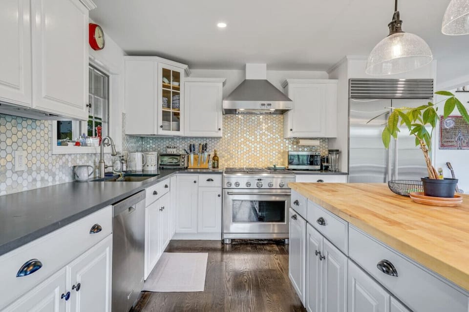 Modern kitchen, perfect for cooking meals with the family!
