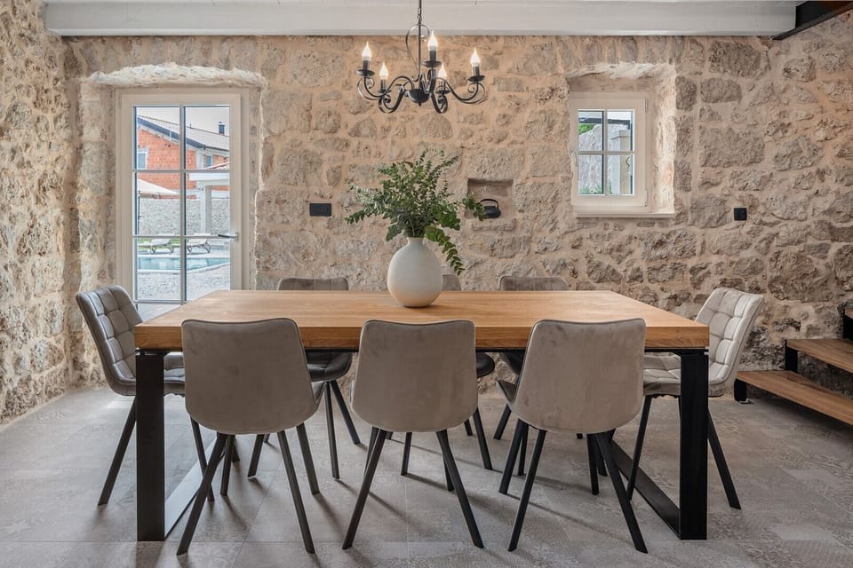 Stone House Mara with 4 bedrooms, 3 bathrooms, PS5, Table tennis, Summer kitchen, 51sqm private pool
