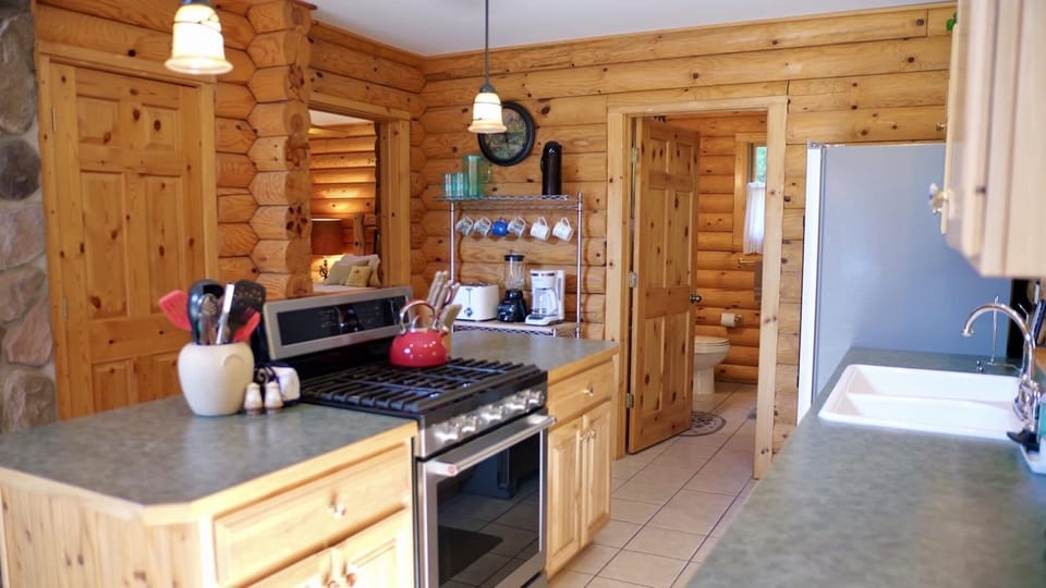 Bass Cove Cottage on Drummond Island (2403)