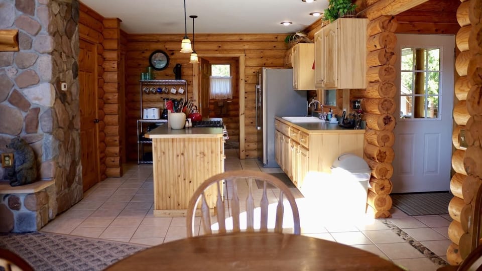Bass Cove Cottage on Drummond Island (2397)