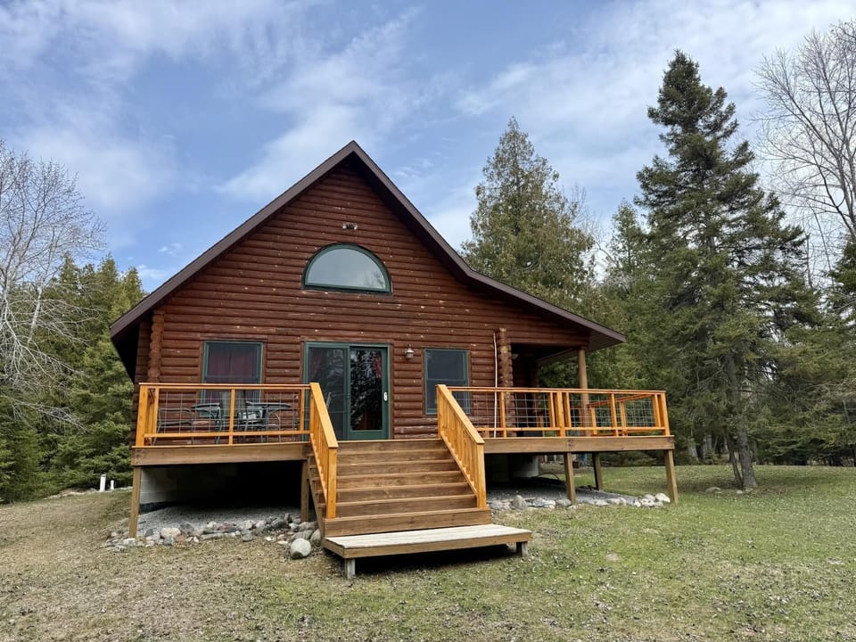 Bass Cove Cottage on Drummond Island (5242)