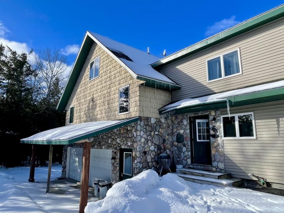 Woodsmoke Lodge on Drummond Island (5214)