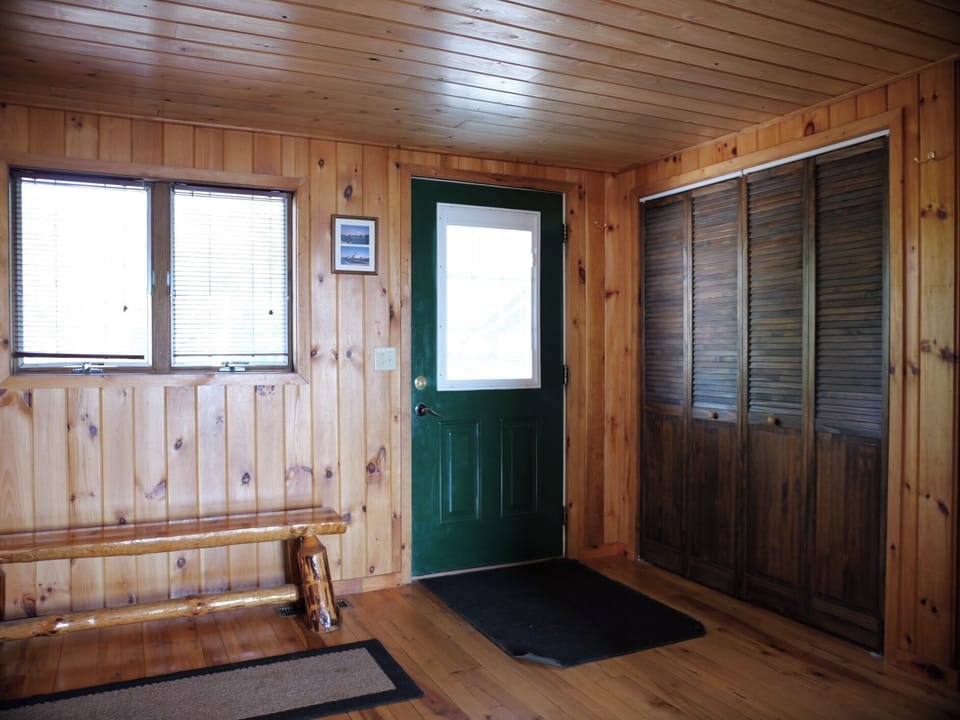 Woodsmoke Lodge on Drummond Island (4255)