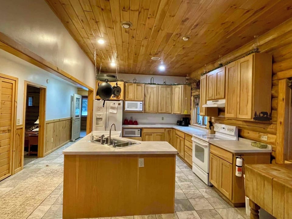 Paw Point Lodge on Drummond Island (3661)