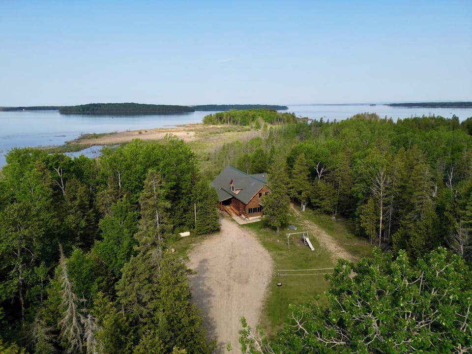 Paw Point Lodge on Drummond Island (3627)