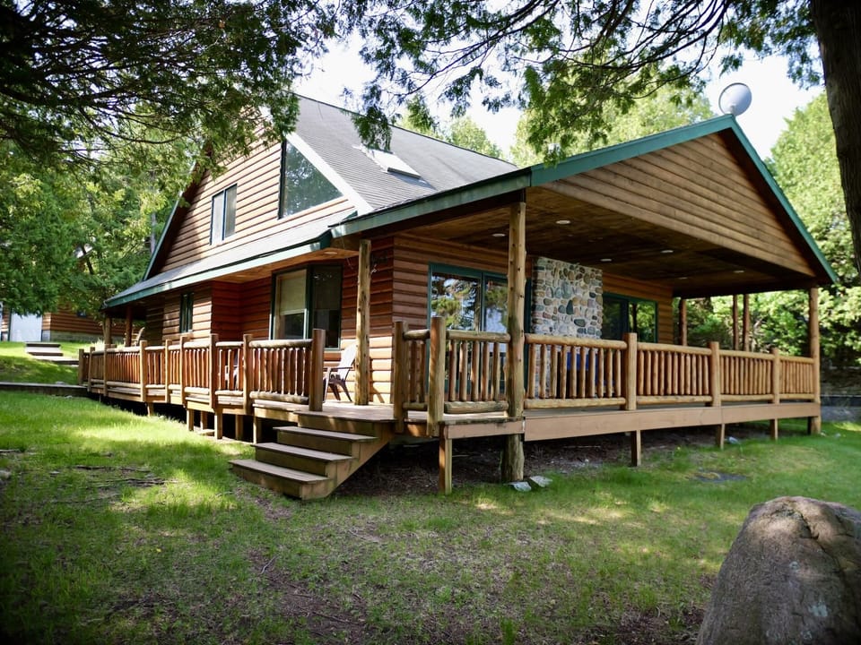 Shore Thing with Bunkhouse on Drummond Island (3765)