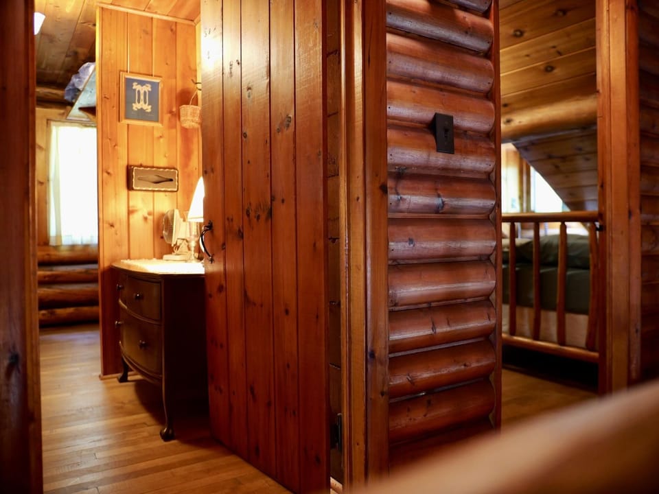 Whitney Bay Getaway with Bunkhouse on Drummond Is (3069)