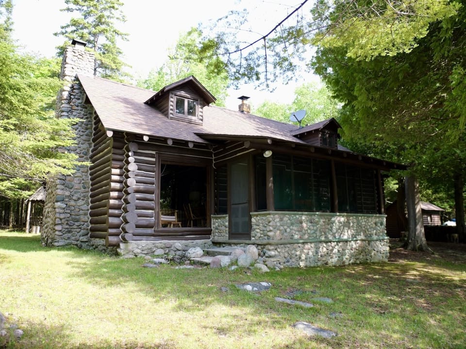 Whitney Bay Getaway with Bunkhouse on Drummond Is (3046)