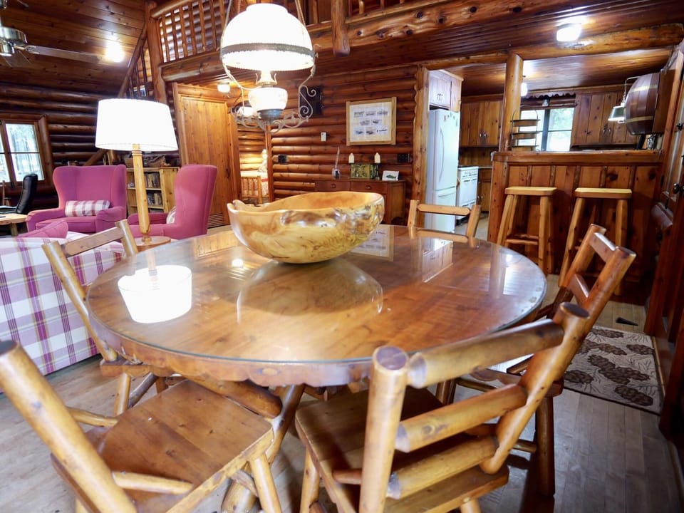 Whitney Bay Getaway with Bunkhouse on Drummond Is (3058)