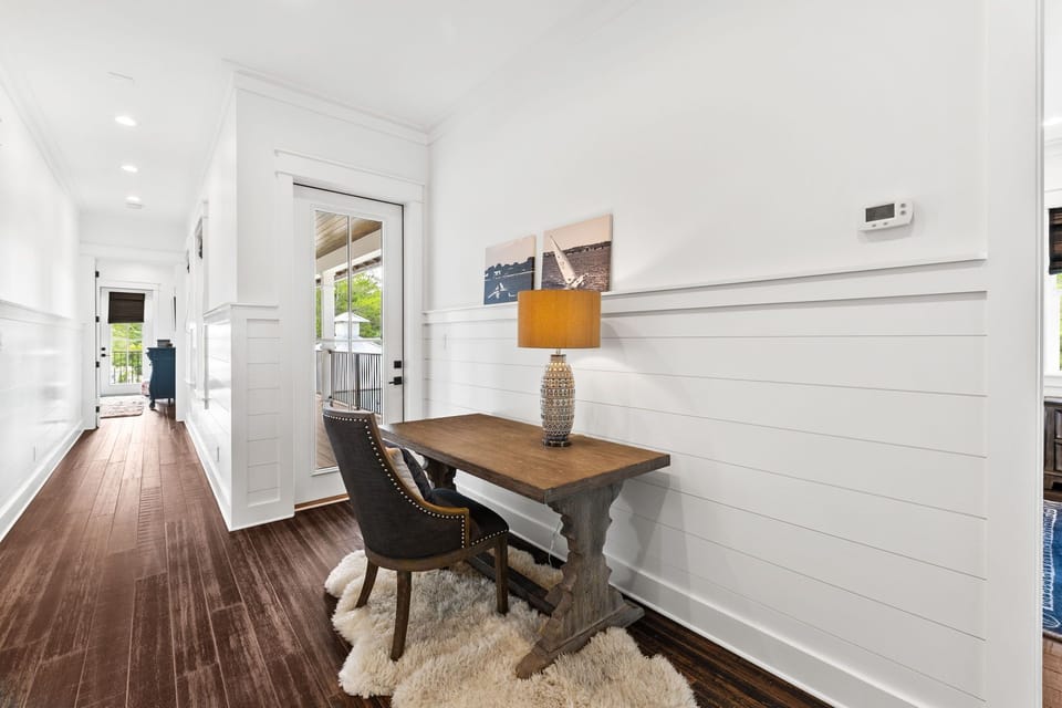 2nd Floor - Desk