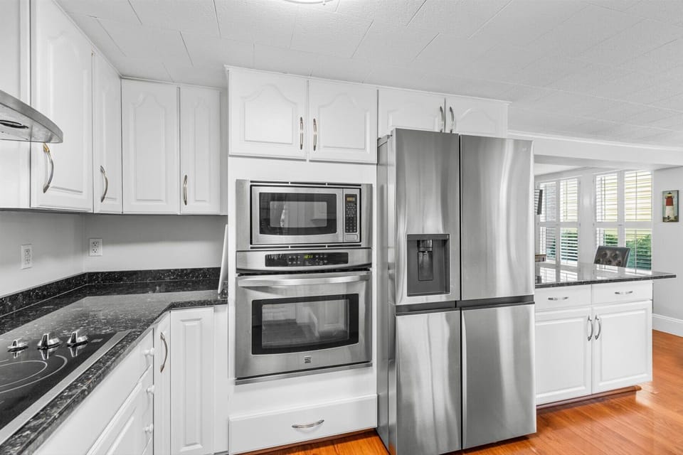 Mealtime will be a bay breeze at Sunset Breeze.