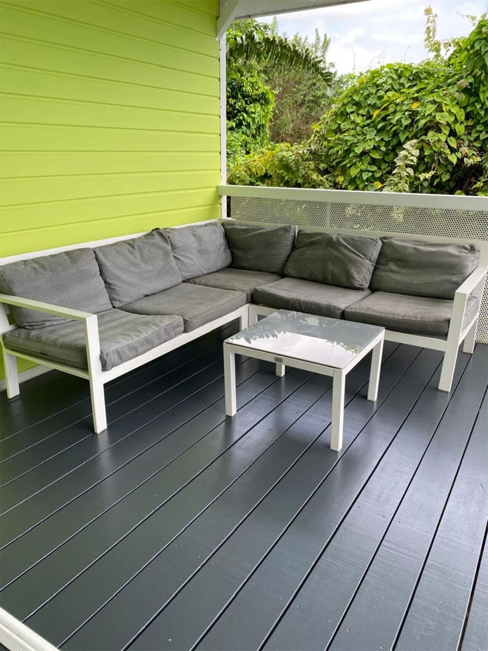 Terrasse avec accès direct à la piscine privée, profitez d’un espace extérieur idéal pour se détendre sous le soleil martiniquais.