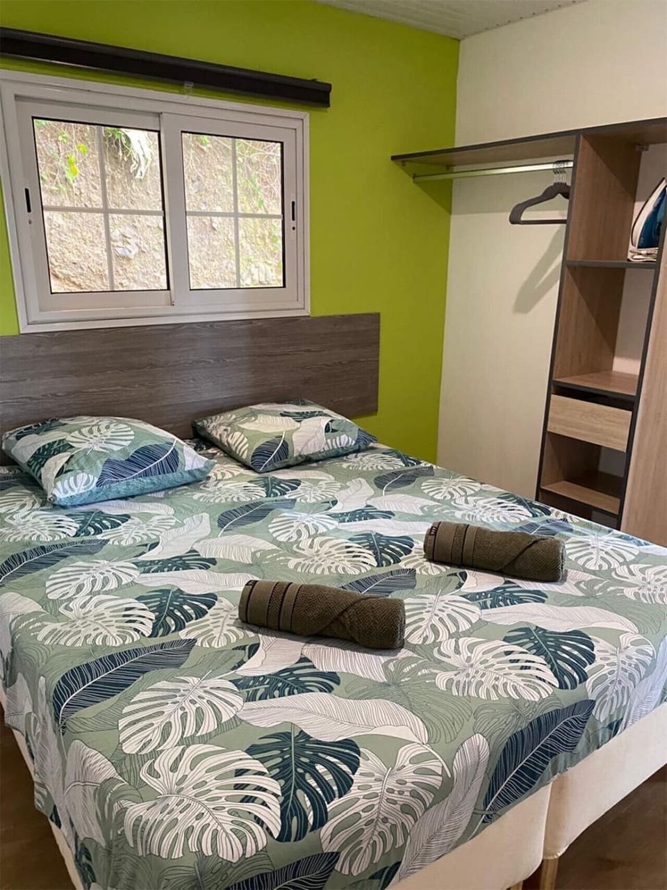 Deuxième chambre avec dressing intégré, un espace pensé pour votre confort.