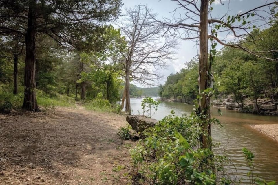 A natural unpaved trail leads directly to the lake