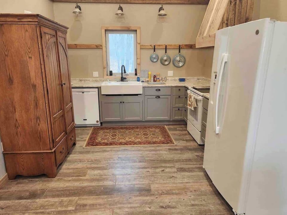 Fully Stocked Kitchen - Dishwasher