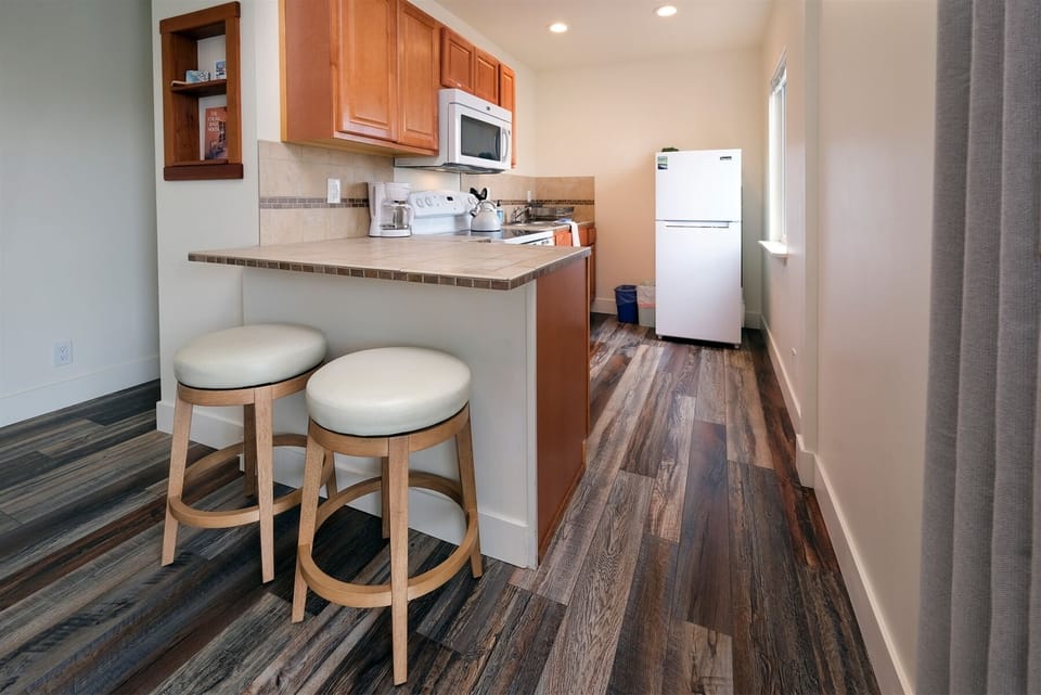 Full kitchen with counter seating