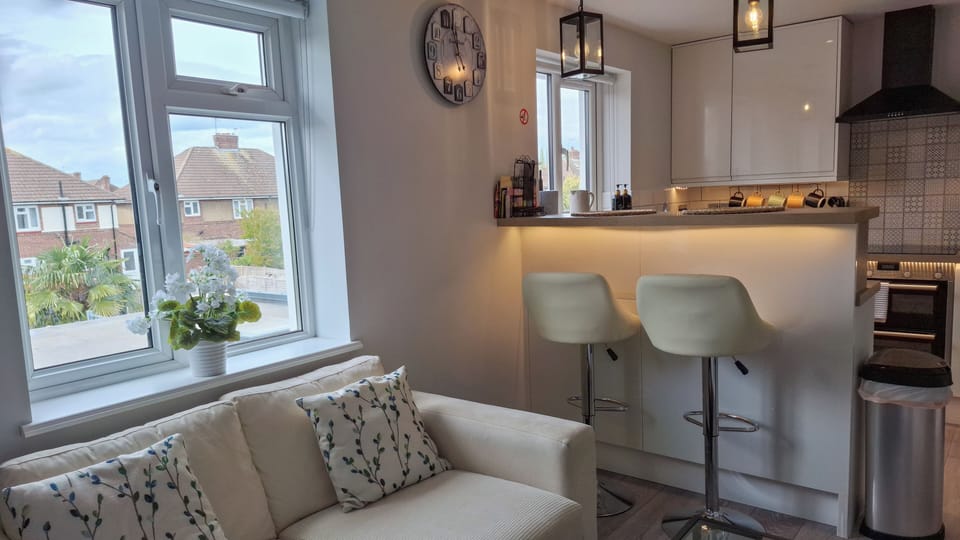 sitting area, kitchen