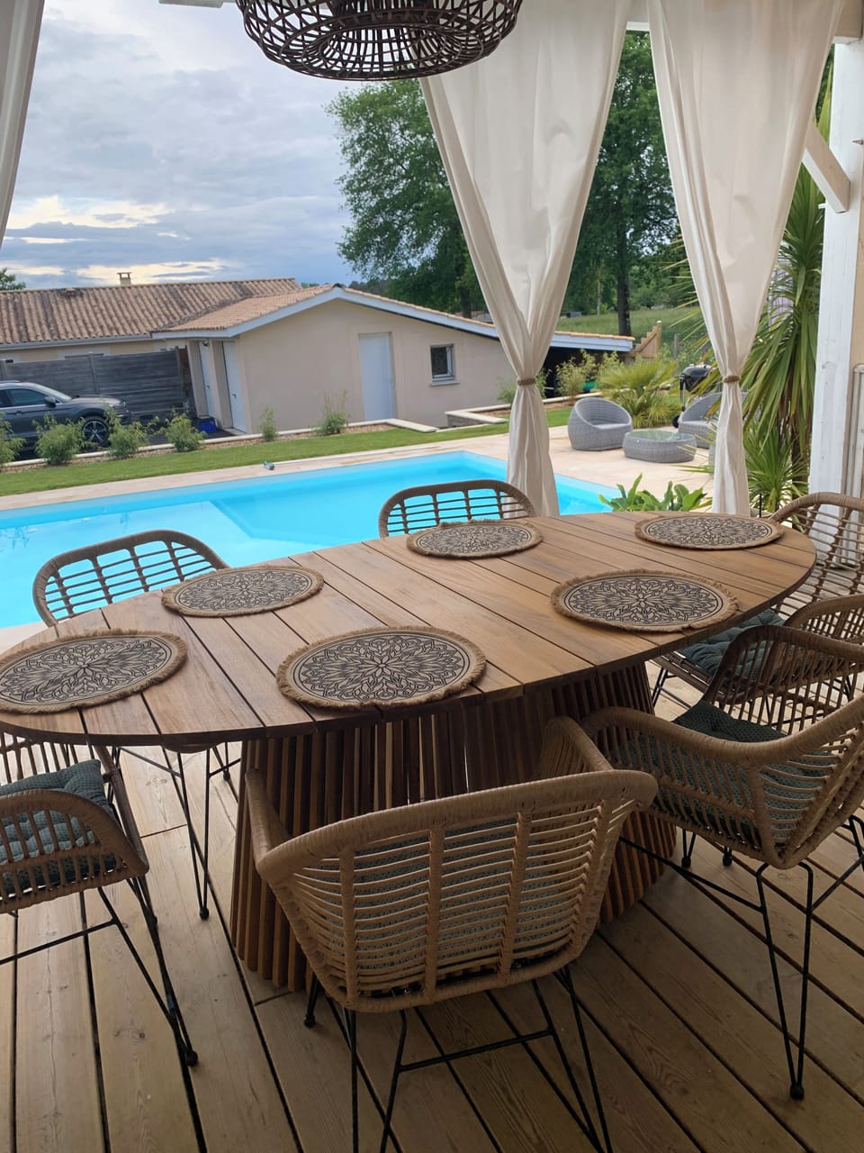 Outdoor dining
