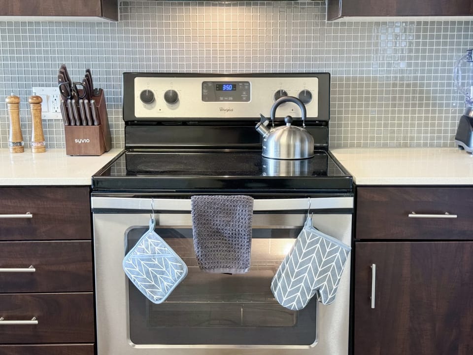 Enjoy extended comfort with our fully equipped kitchen, complete with a coffee machine, stovetop, and microwave—a perfect setup for your long-term stay.