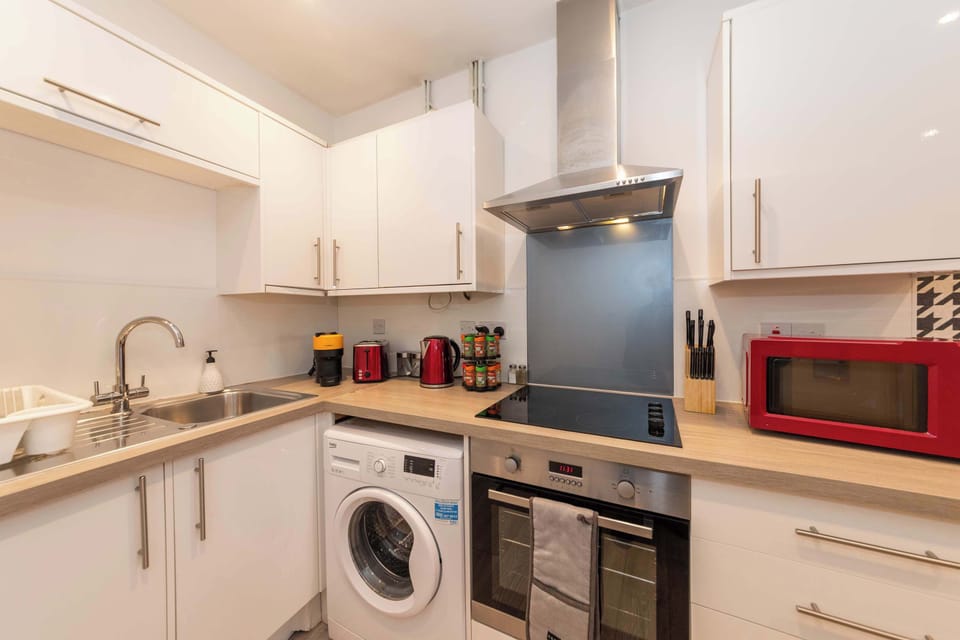 Fully equipped kitchen with oven, hob, washer, microwave and everything you need to cook proper meals. Save your per diem.