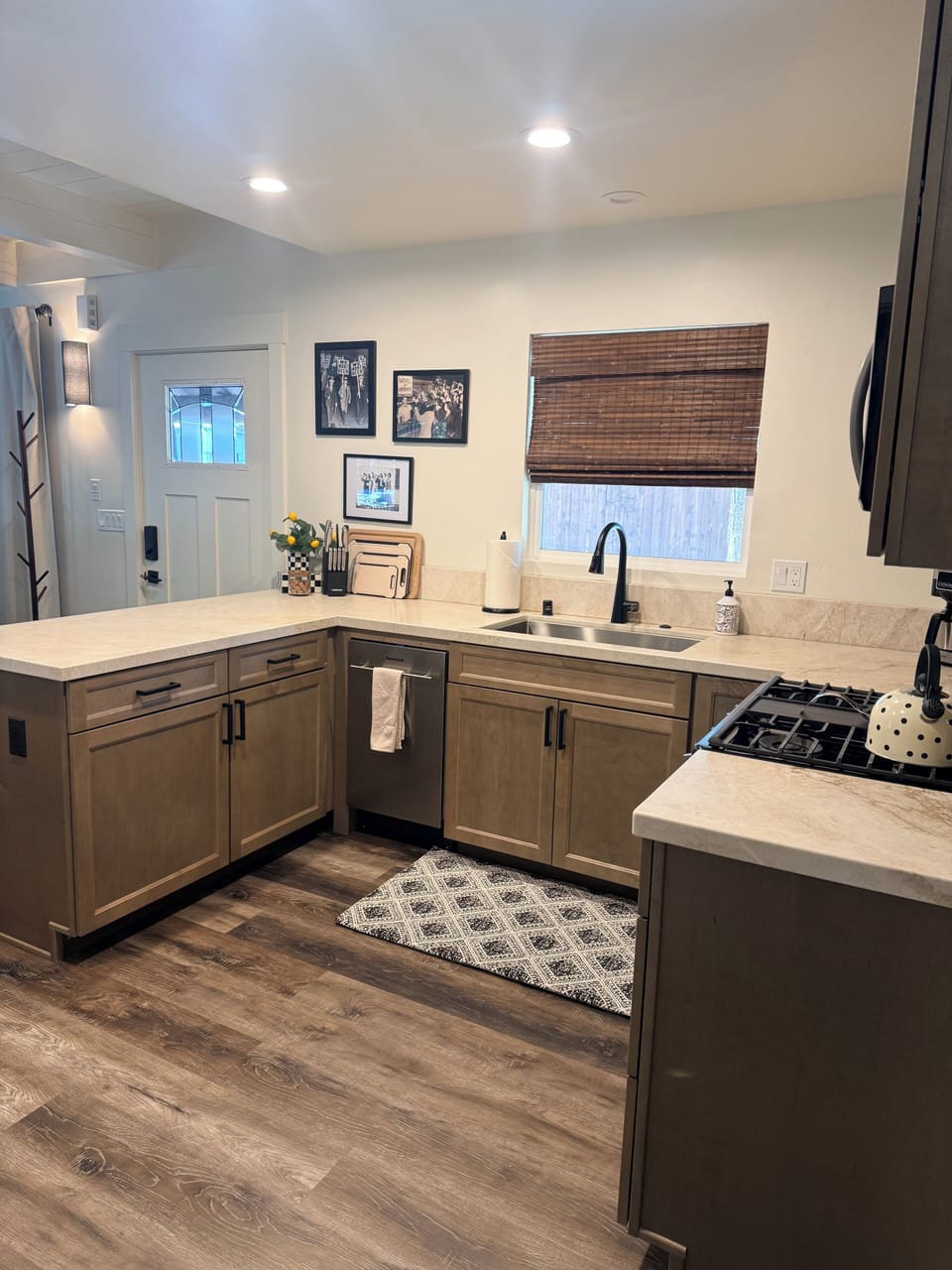 Full kitchen with all the amenities