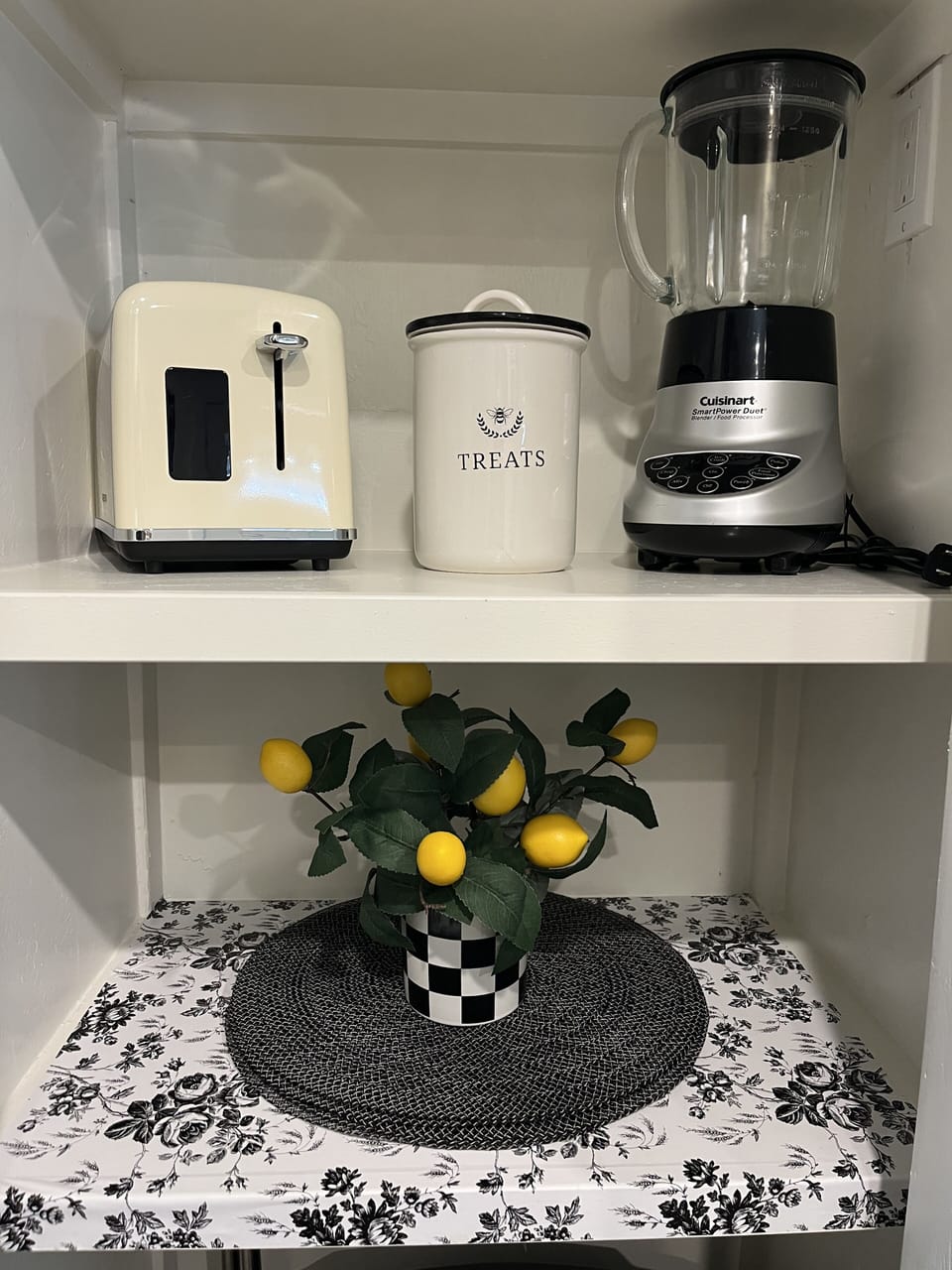 Blender, toaster, and placemats.