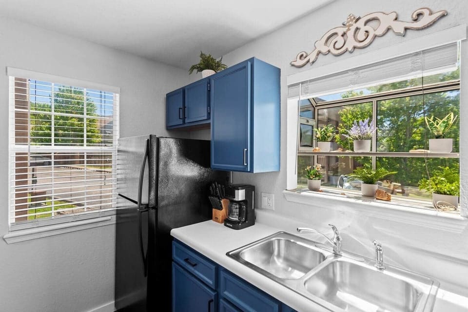 Updated full size kitchen.