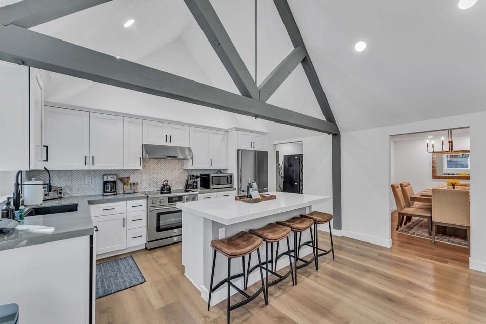Kitchen: Brand-new appliances, bar seating for 4, drip coffee maker, blender, cookware