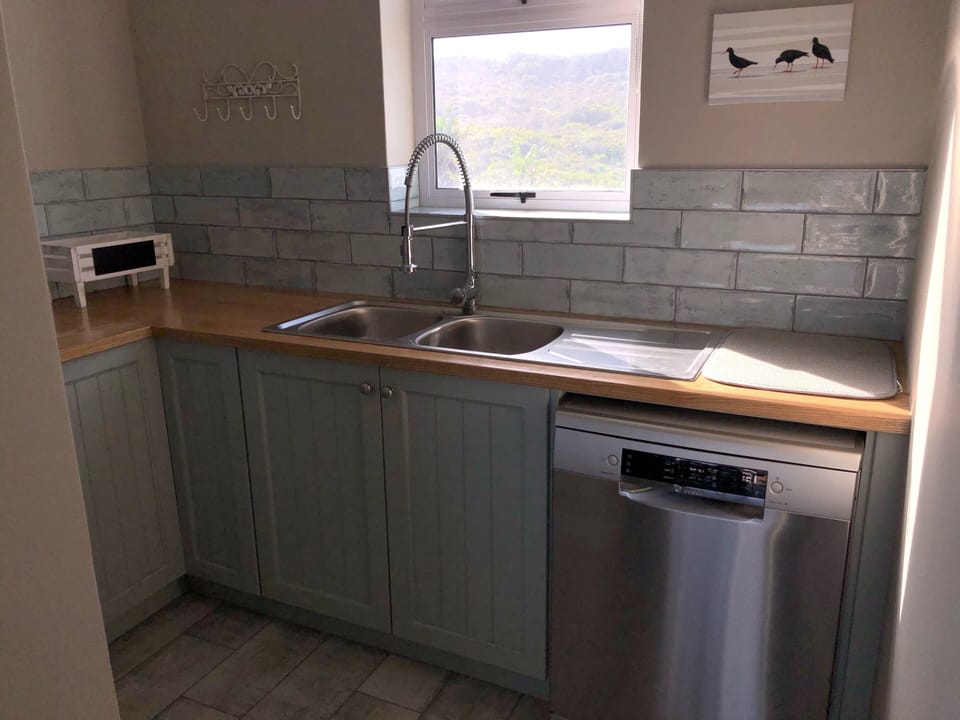 Scullery area with dishwasher