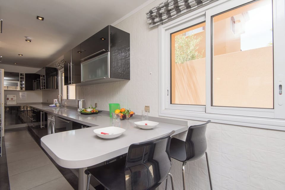 Breakfast bar in kitchen