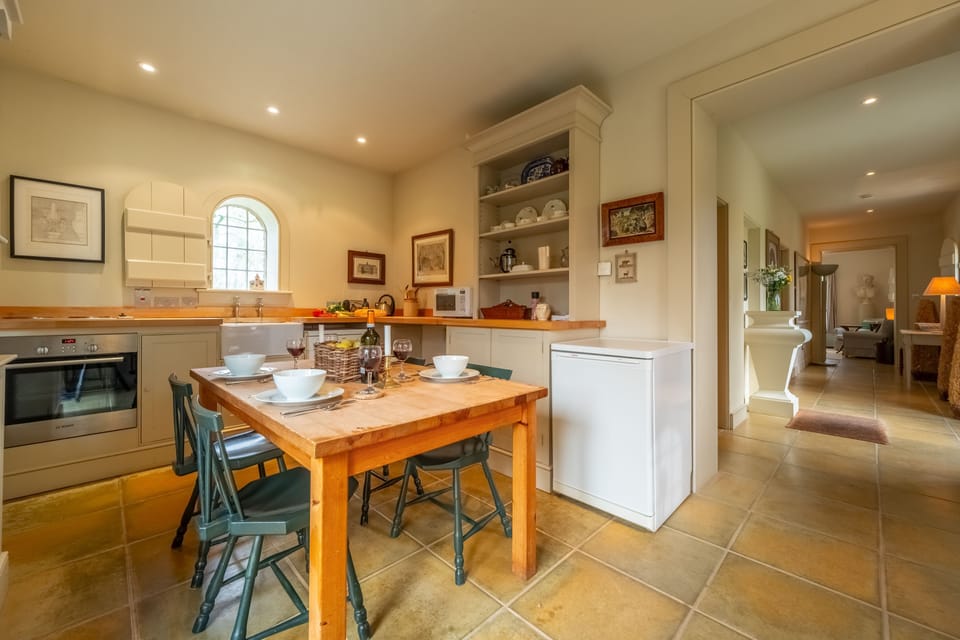The well-equipped country kitchen with dining table