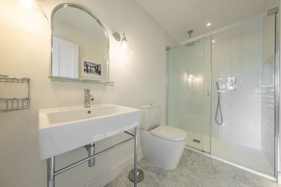 First floor: En-suite shower room to master bedroom