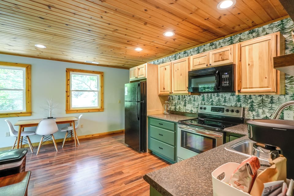 The dining area has seating for 6.