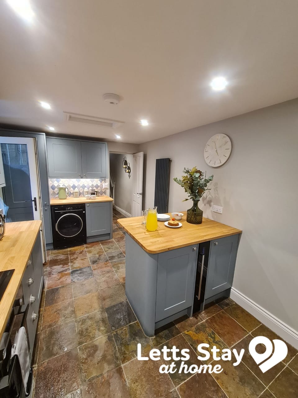 Convenient in-kitchen washer and dryer setup