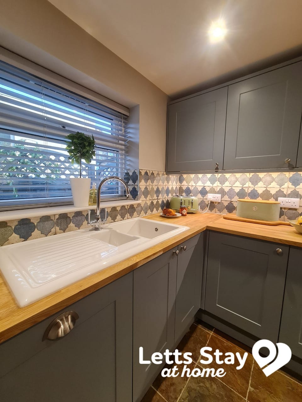 Deep sink for hand-washing dishes