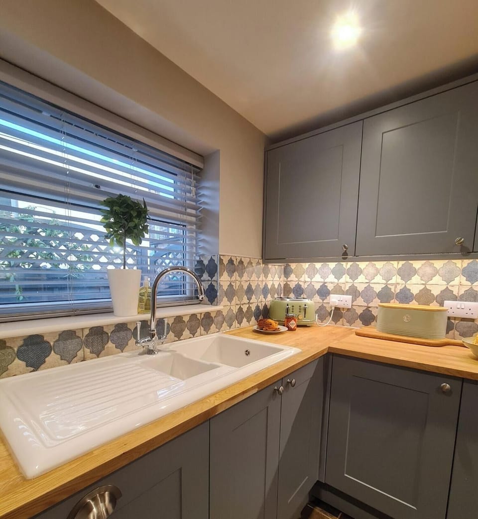 Deep sink for hand-washing dishes