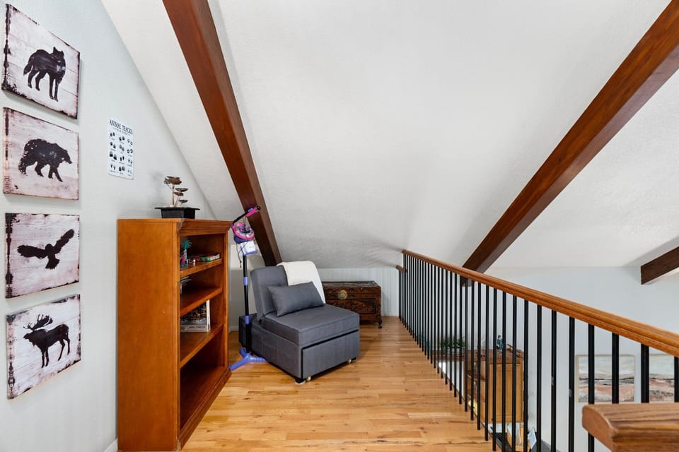 Upstairs loft area has an additional bookshelf and kids' games to entertain.