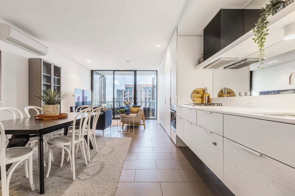 KITCHEN: A culinary atelier outfitted with sleek, modern appliances and thoughtfully chosen essentials, inspiring you to craft new recipes or immerse yourself in Southbank’s dynamic dining culture.