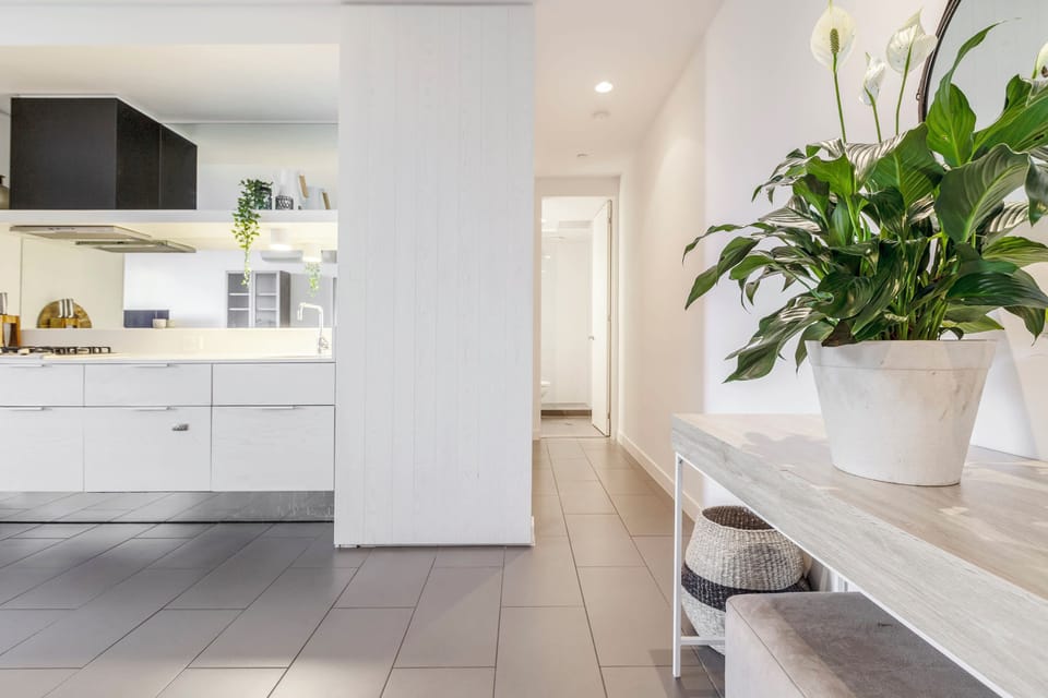 KITCHEN: A culinary atelier outfitted with sleek, modern appliances and thoughtfully chosen essentials, inspiring you to craft new recipes or immerse yourself in Southbank’s dynamic dining culture.