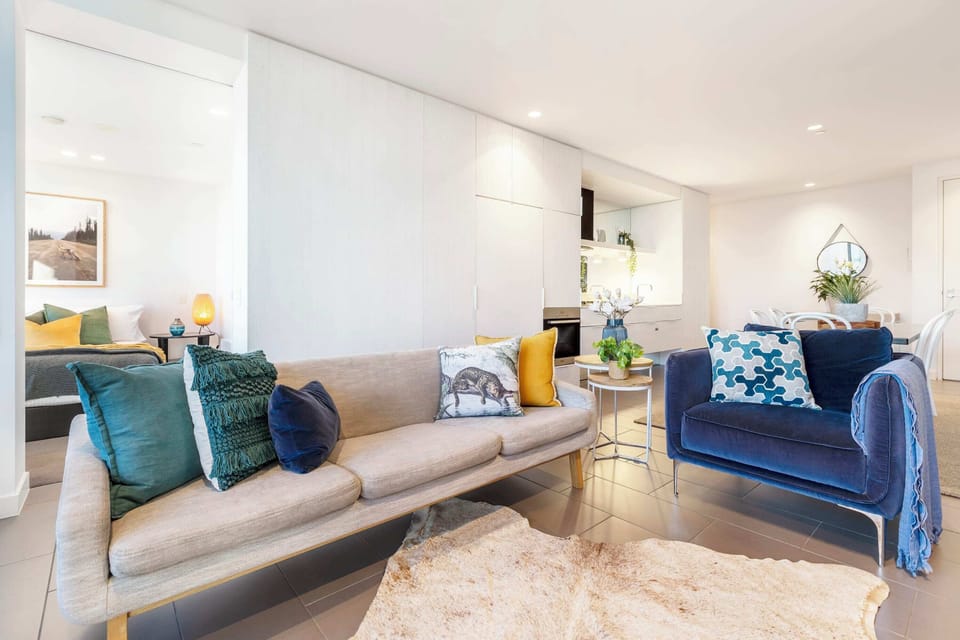LIVING ROOM: Relax into a plush sofa, draped in a calming, curated palette. Whether watching your favorite show or taking in the stunning Southbank skyline, this will quickly become your perfect retreat.